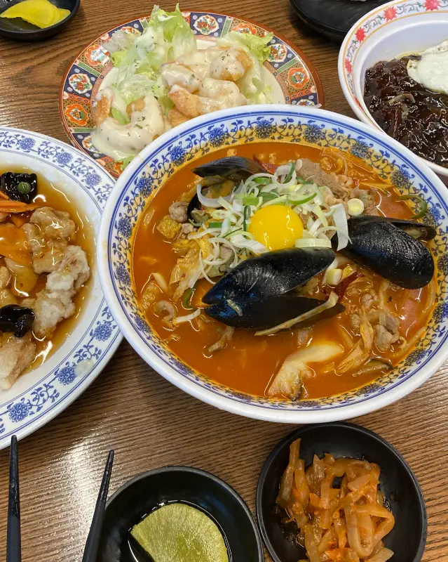 테이블 가득 차려진 중식 요리 한 상