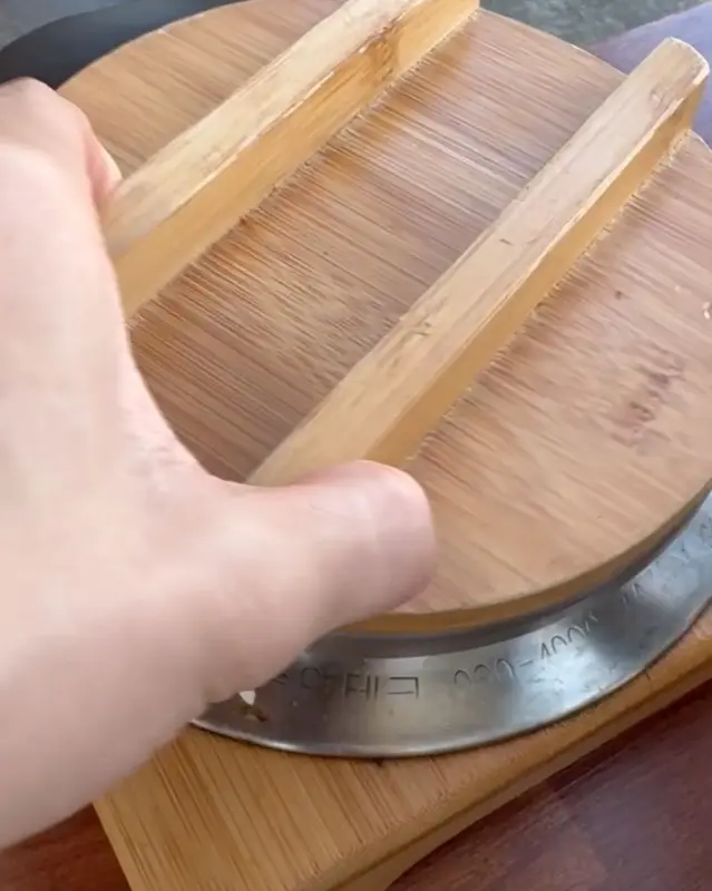 돌솥밥 뚜껑을 여는 모습