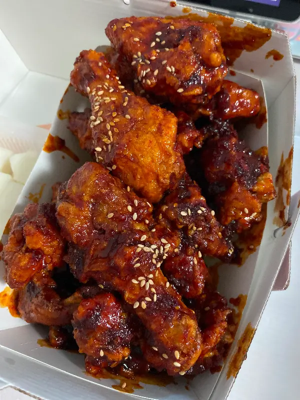 윤기가 흐르는 양념 치킨