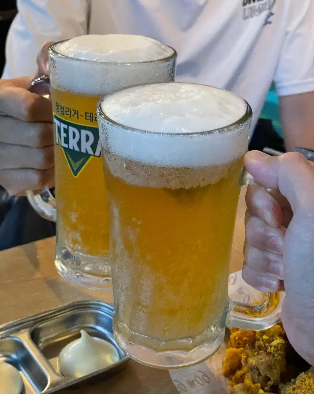 치킨과 환상 궁합 자랑하는 시원한 생맥주