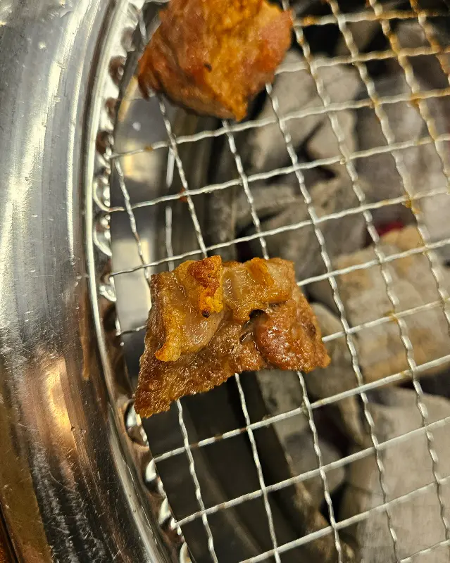 불판 위에 먹기 좋게 잘린 돼지갈비 조각들