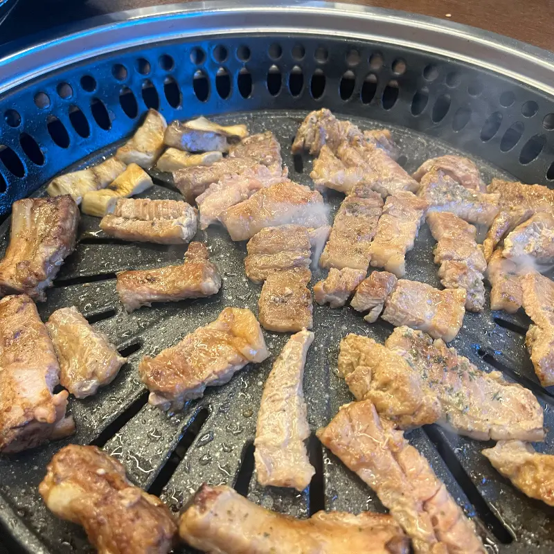 애플트리 돼지갈비 굽는 모습