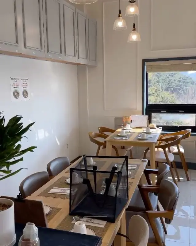 한적한 식당 내부