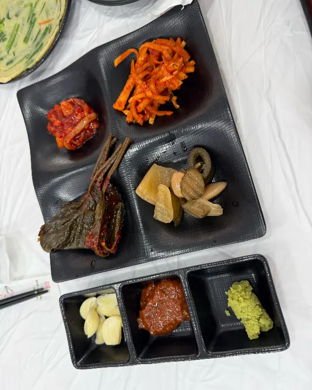 다양한 종류의 기본 반찬