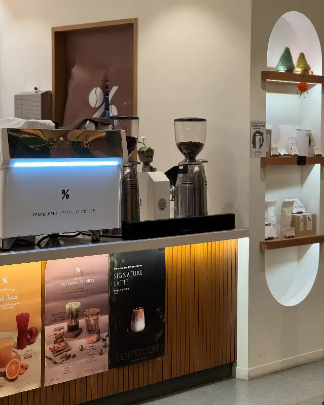 커피 머신과 메뉴판의 모습.