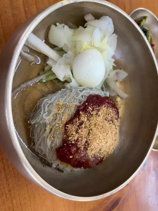 매콤달콤 비빔냉면, 젓가락질 멈출 수 없어!