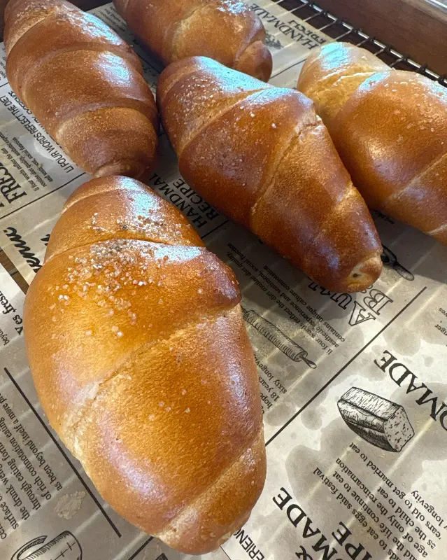 윤기가 흐르는 소금빵