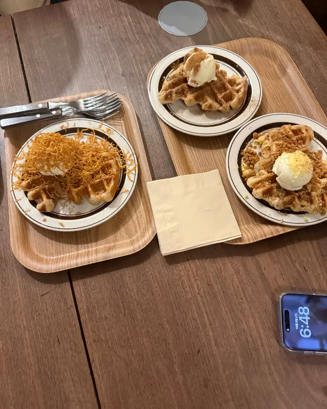 딸기가 듬뿍 올라간 크로플