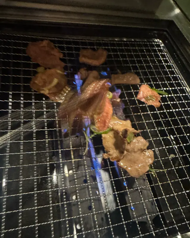 숯불 위에서 익어가는 고기들