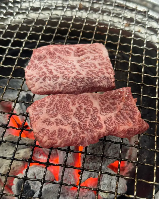 숯불 위에서 익어가는 한우