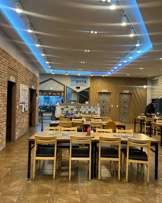 넓고 쾌적한 식당 내부