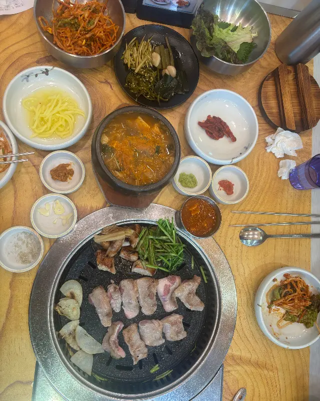 푸짐하게 차려진 한 상 차림