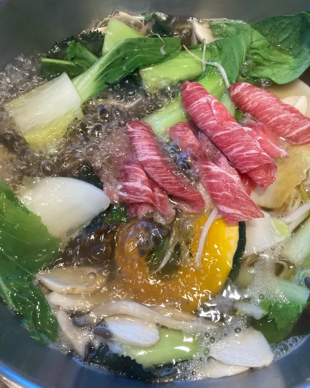 육수에 야채와 고기를 듬뿍 넣은 샤브샤브