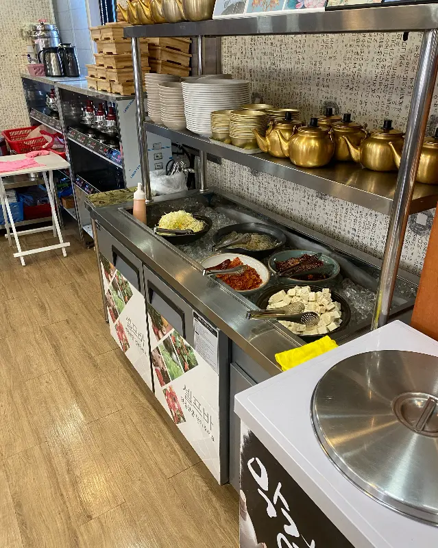 깔끔하게 정돈된 셀프바