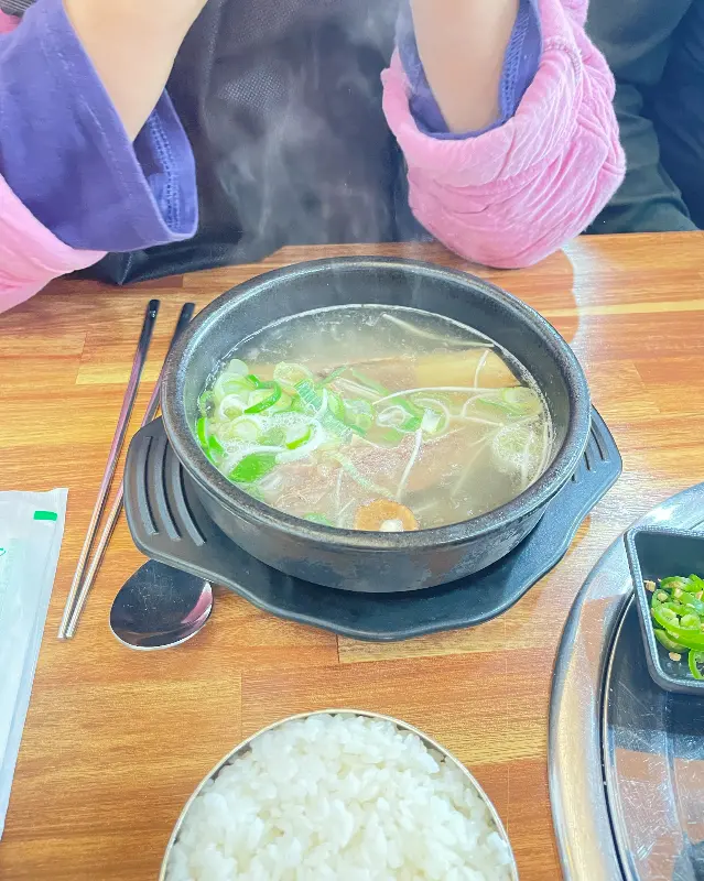 특갈탕을 먹기 위해 준비하는 모습