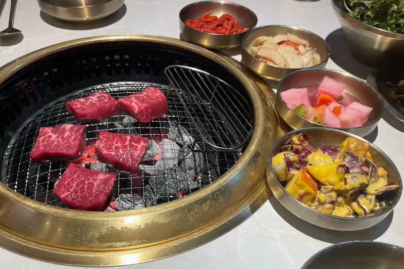 숯불 위에서 구워지는 고기