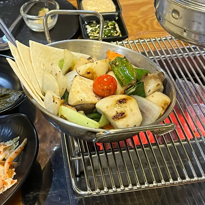 구운 채소와 또띠아가 담긴 접시