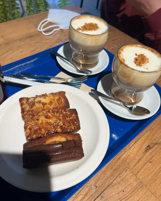 휘낭시에와 키핀 라떼