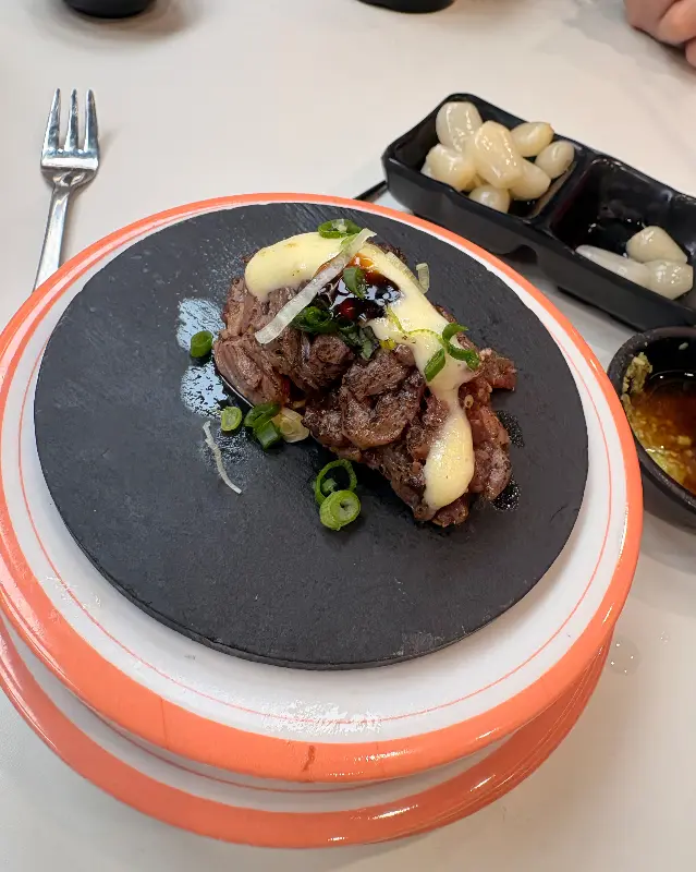 독특한 비주얼의 육회초밥