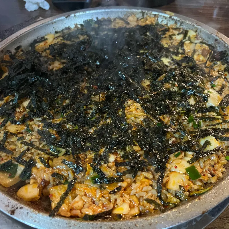 김가루가 듬뿍 뿌려진 볶음밥