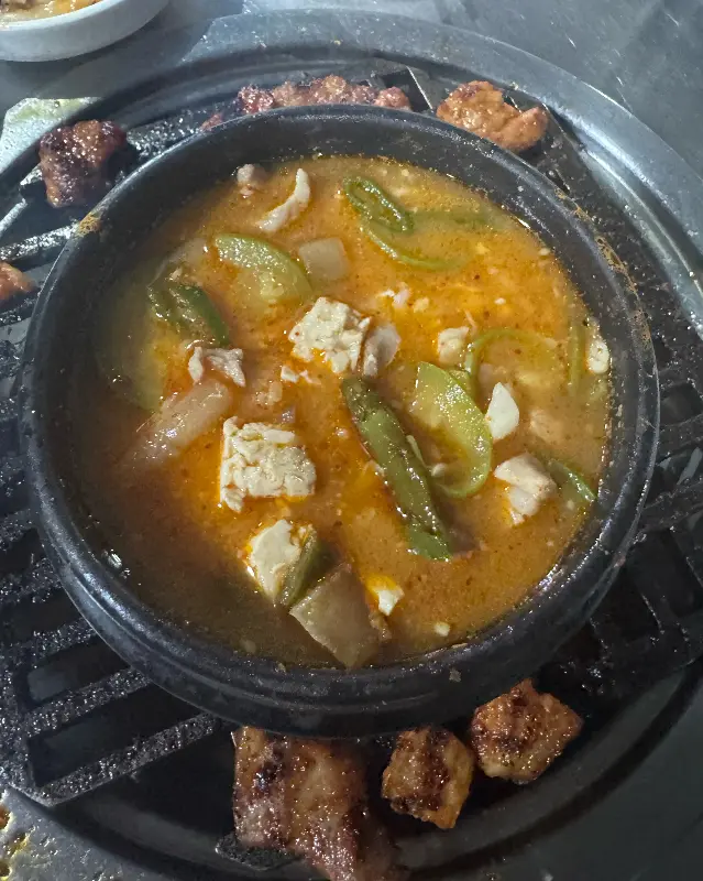 뜨거운 연탄불 위에서 끓여 먹는 된장찌개