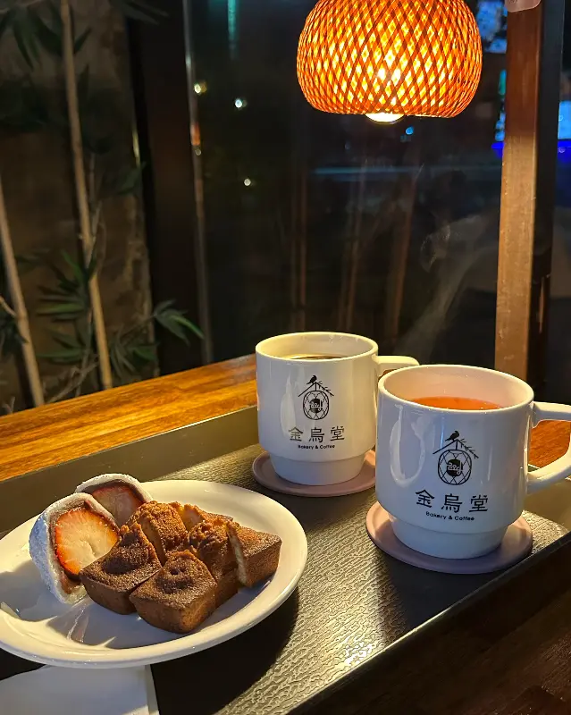 소금빵과 딸기 모찌, 그리고 따뜻한 커피 한 잔