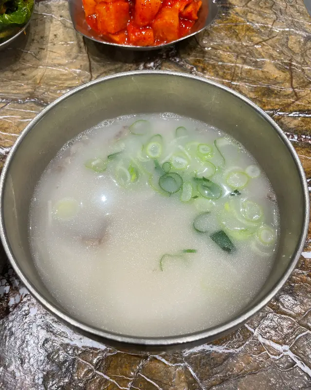 뽀얀 국물의 설렁탕