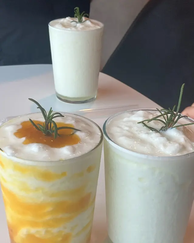 음료 위에 로즈마리가 꽂혀 있는 모습