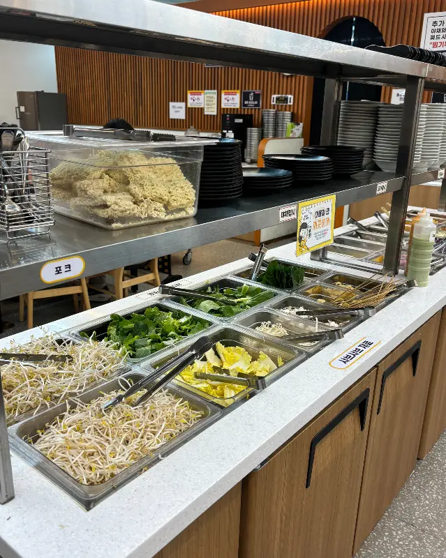 신선한 야채가 가득한 샐러드바