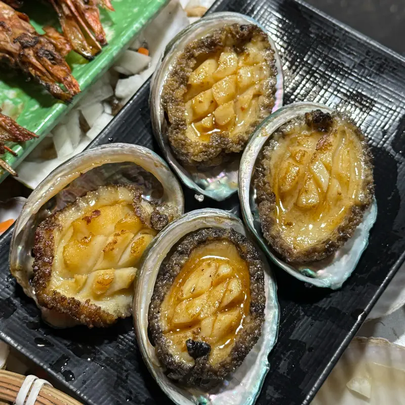 노릇하게 구워진 전복