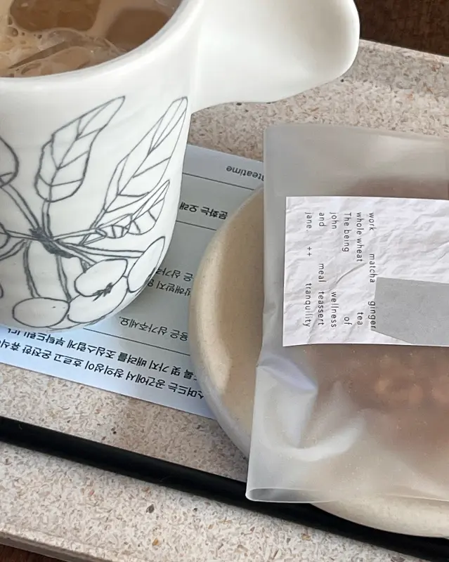 아늑하고 편안한 분위기의 카페 내부