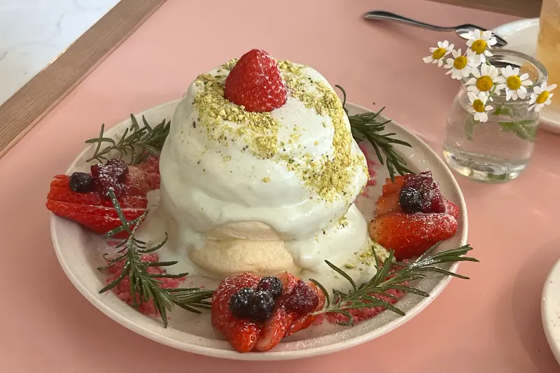 딸기 수플레의 아름다운 자태