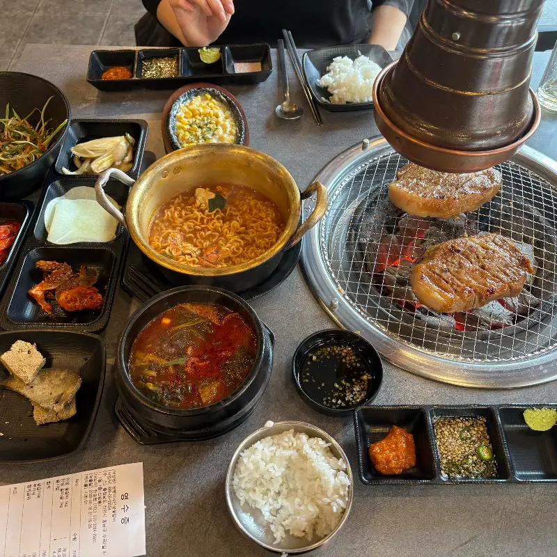 다양한 곁들임 메뉴와 숯불 구이