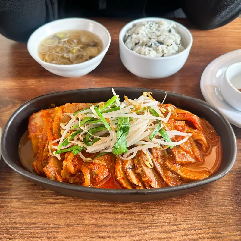 김치와 고기의 식감이 살아있는 김치찜