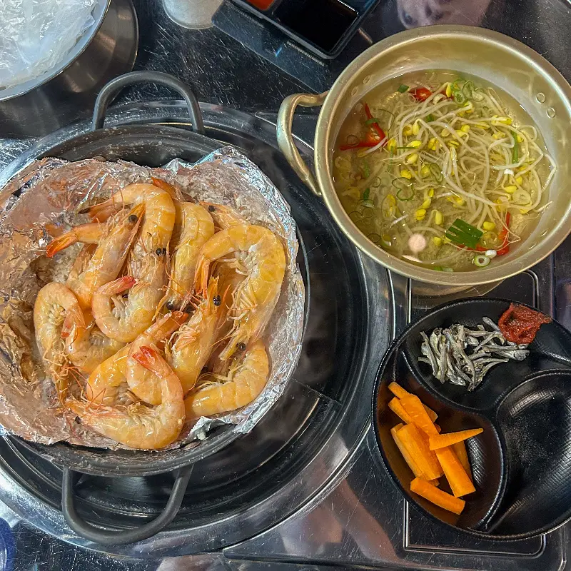 새우구이와 곁들임 메뉴들