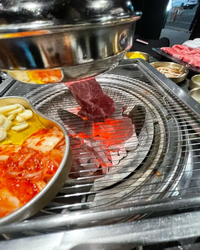 숯불 위에서 구워지는 꽃등심