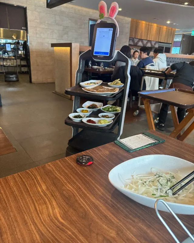 음식을 서빙하는 로봇