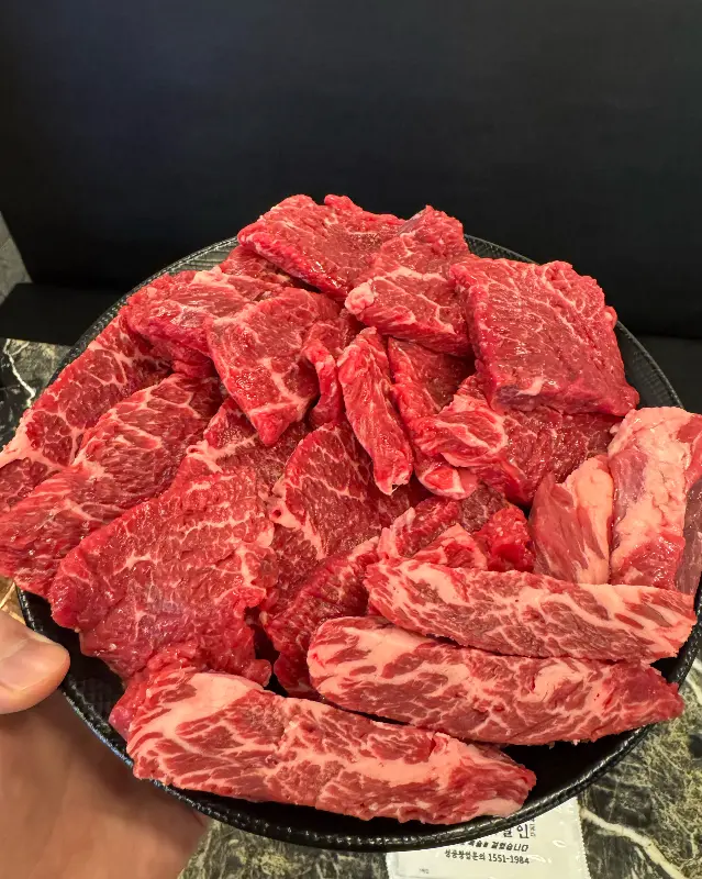 접시에 담긴 소고기