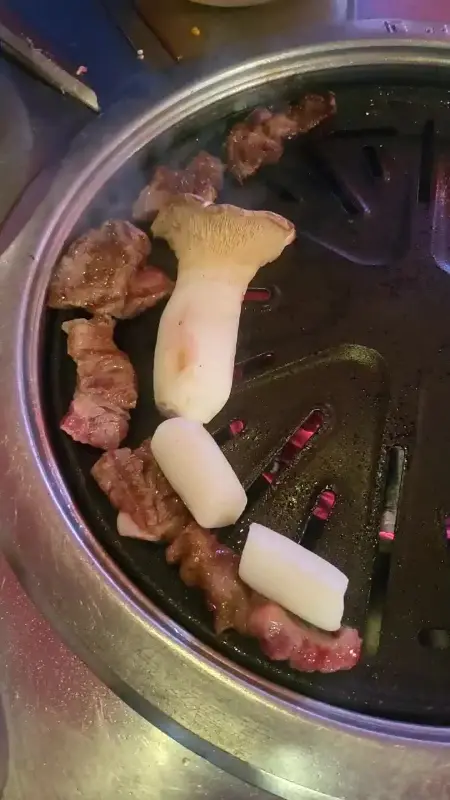 잘 구워진 갈비살과 떡, 버섯
