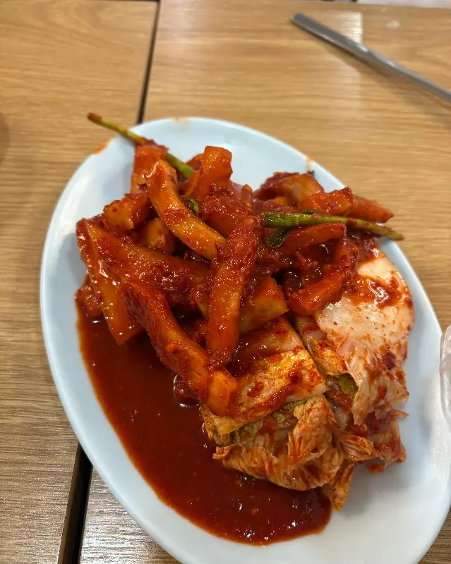 족발과 함께 제공되는 김치