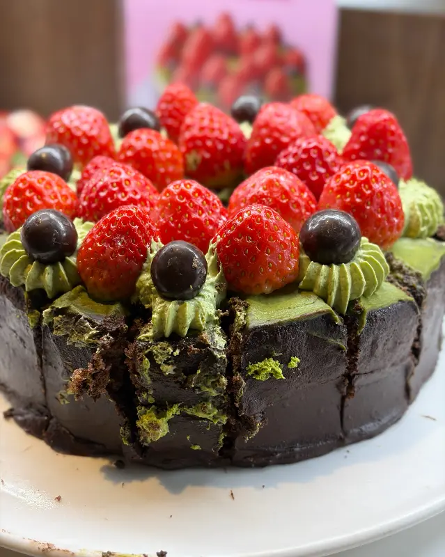 테이블 위에 놓인 와인