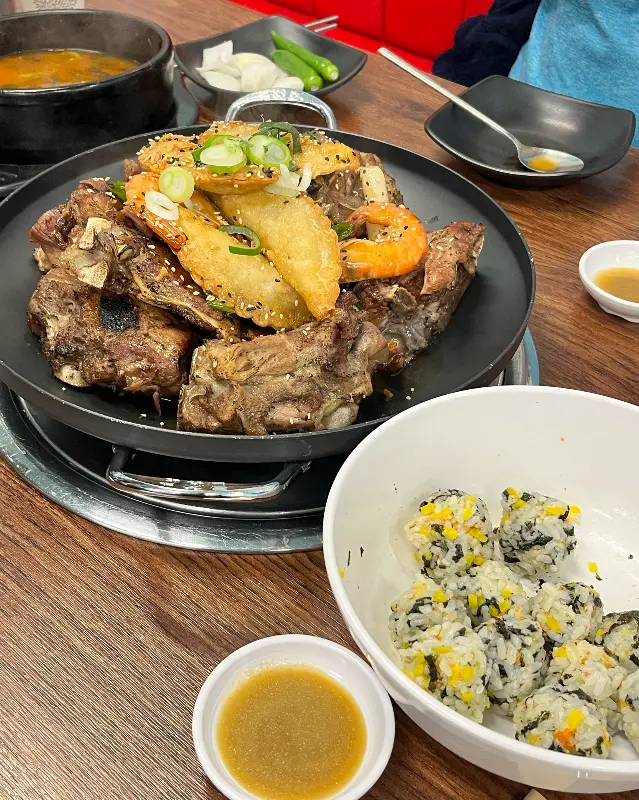 뼈구이와 주먹밥의 조화