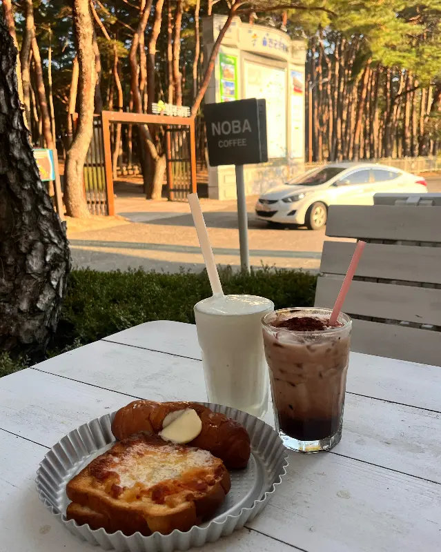 카페 외부 테이블에 놓인 음료와 디저트