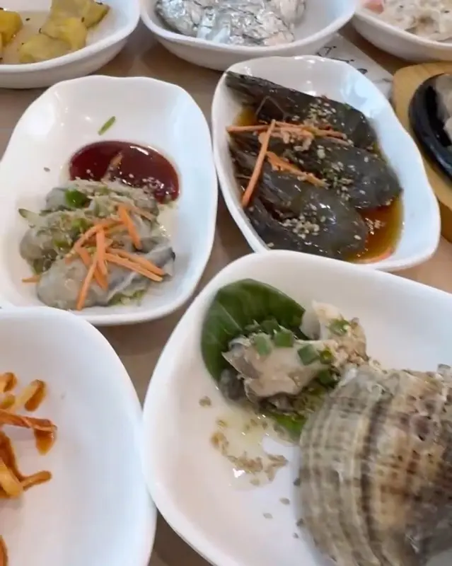 금강산밥뎜 정식에 포함된 다양한 해산물 요리