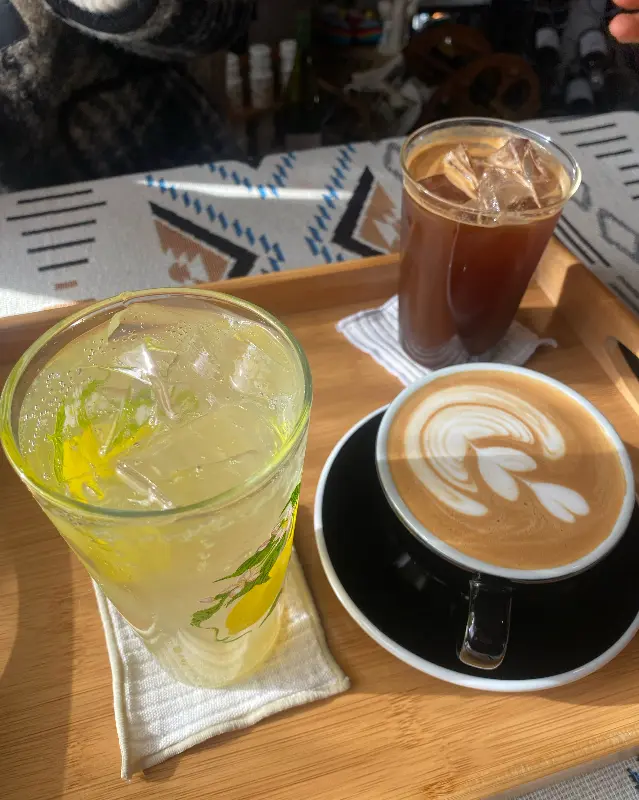 나무 쟁반 위에 놓인 라떼, 에이드, 아이스 아메리카노