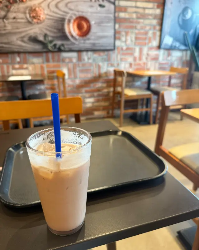 편안한 분위기의 이디야커피 종로교차로점 내부