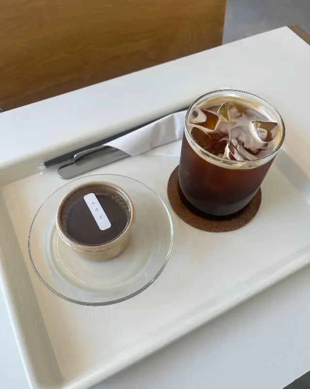 비스크 치즈 케이크와 아이스 아메리카노