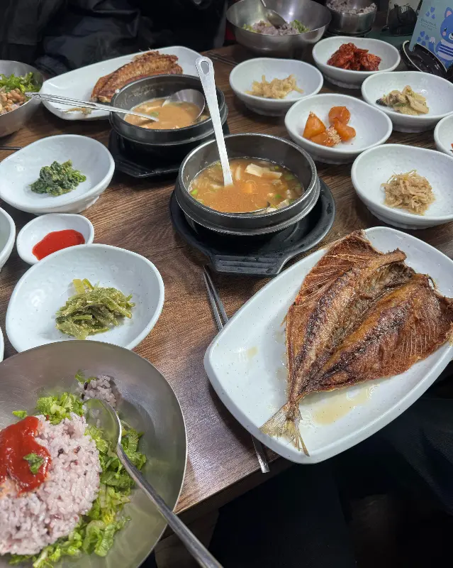 간고등어와 청국장이 놓인 푸짐한 상차림