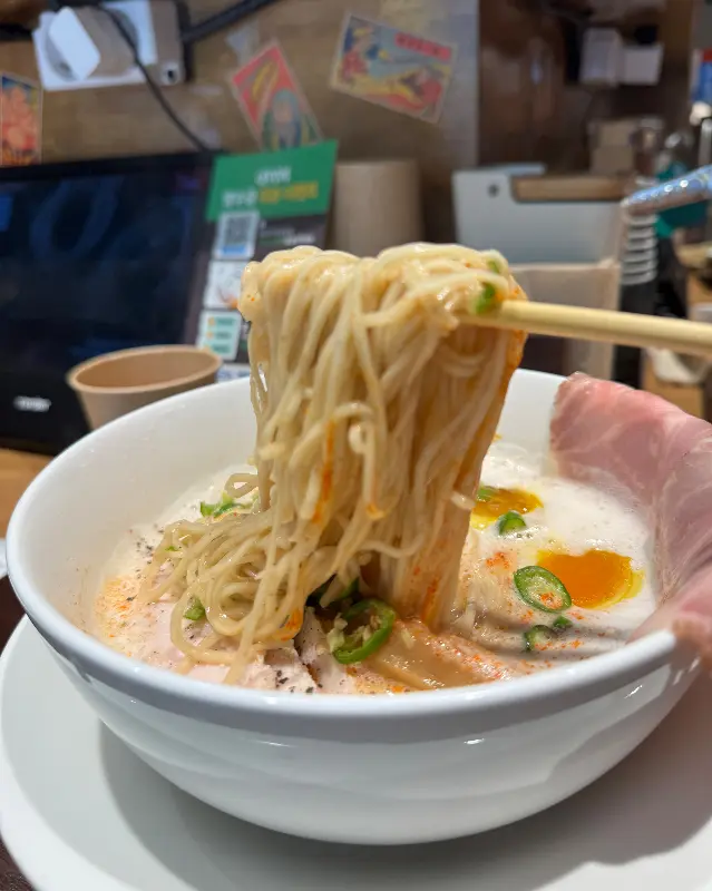 탱글탱글한 면발을 자랑하는 멘지 라멘