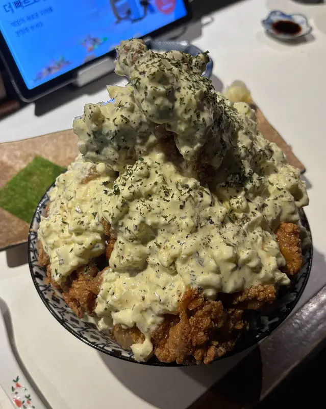 타르타르 소스가 듬뿍 뿌려진 치킨 난반